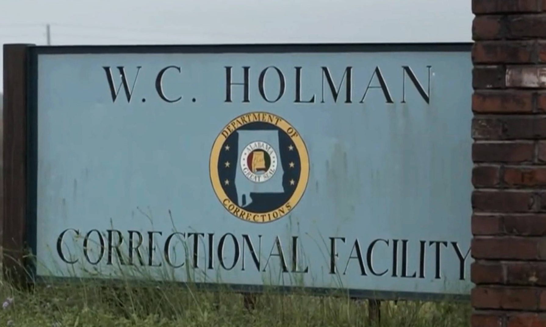 Man dies at Holman prison