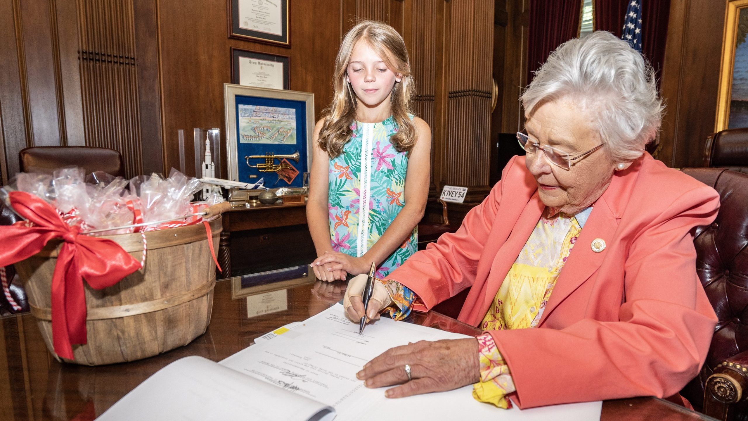 Ivey signs bill making Yellowhammer Cookie official state cookie